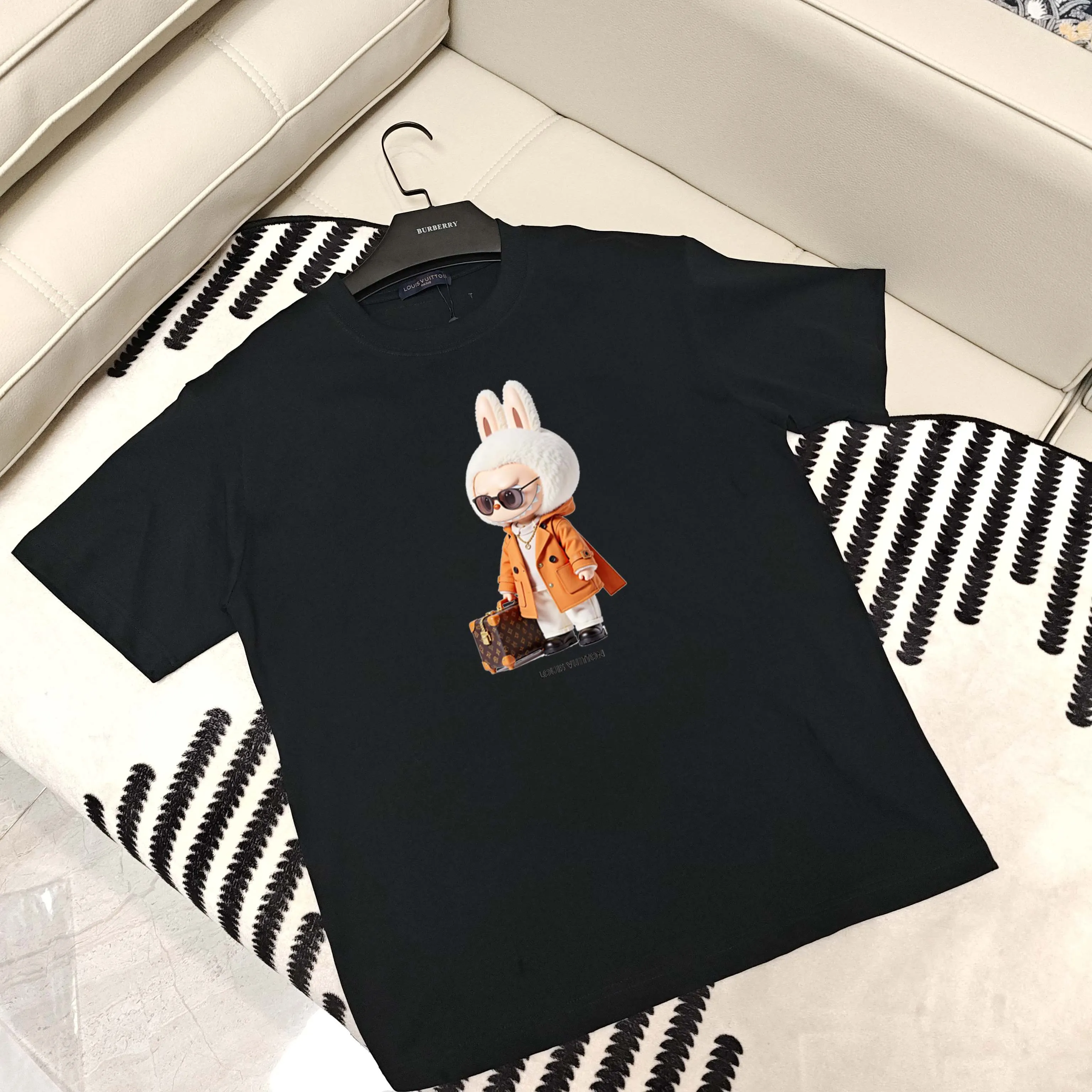 🅿️190 lv co-branded labubu🌟New summer style🎽made of 250 Solona pure cotton fabric, super soft and skin-friendly! High-end hand-painted printing with logo, design embellishment, neat and detailed wiring inside, making the upper body fashionable! High-end and versatile model, the quality is visible! Size: S-XXL Color: black, white